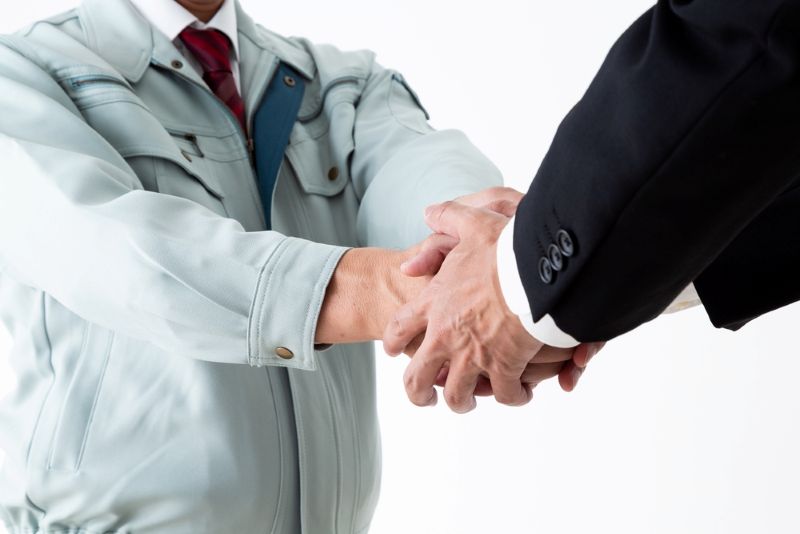 握手をしている写真